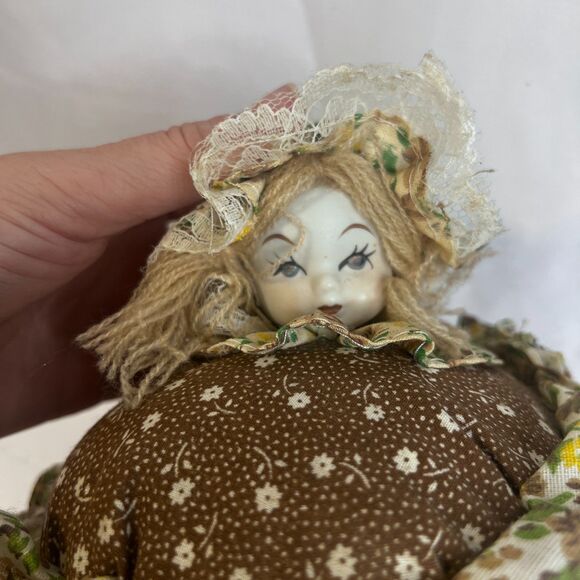 Price Products VTG Pin Cushion in Basket with Doll Head Sewing Accessory - Picture 3 of 8